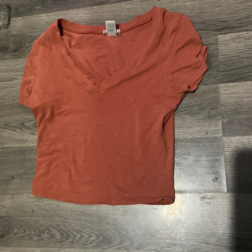 Bozzolo V-Neckline Tee. Solid color. V neckline. Short sleeves. Crop hem.